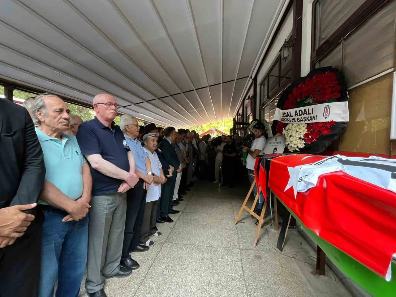 eskisehirsporun-efsane-ismi-sureyya-ozkefe-son-yolculuguna-ugurlandi