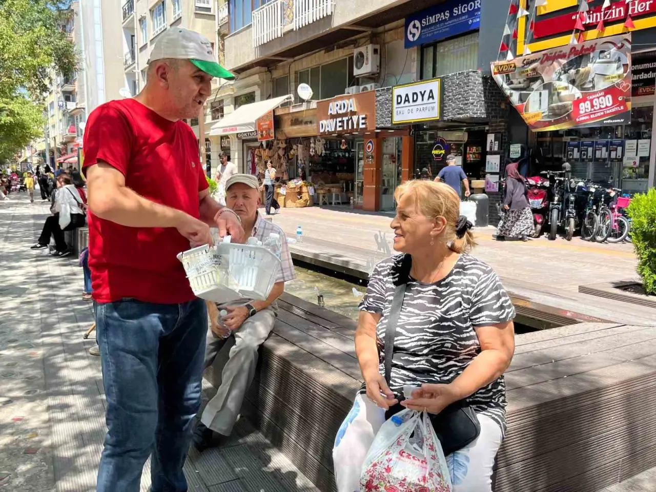 vatandaslarin-yaptigi-bagislarla-her-gun-saatlerce-ucretsiz-su-dagitiyor