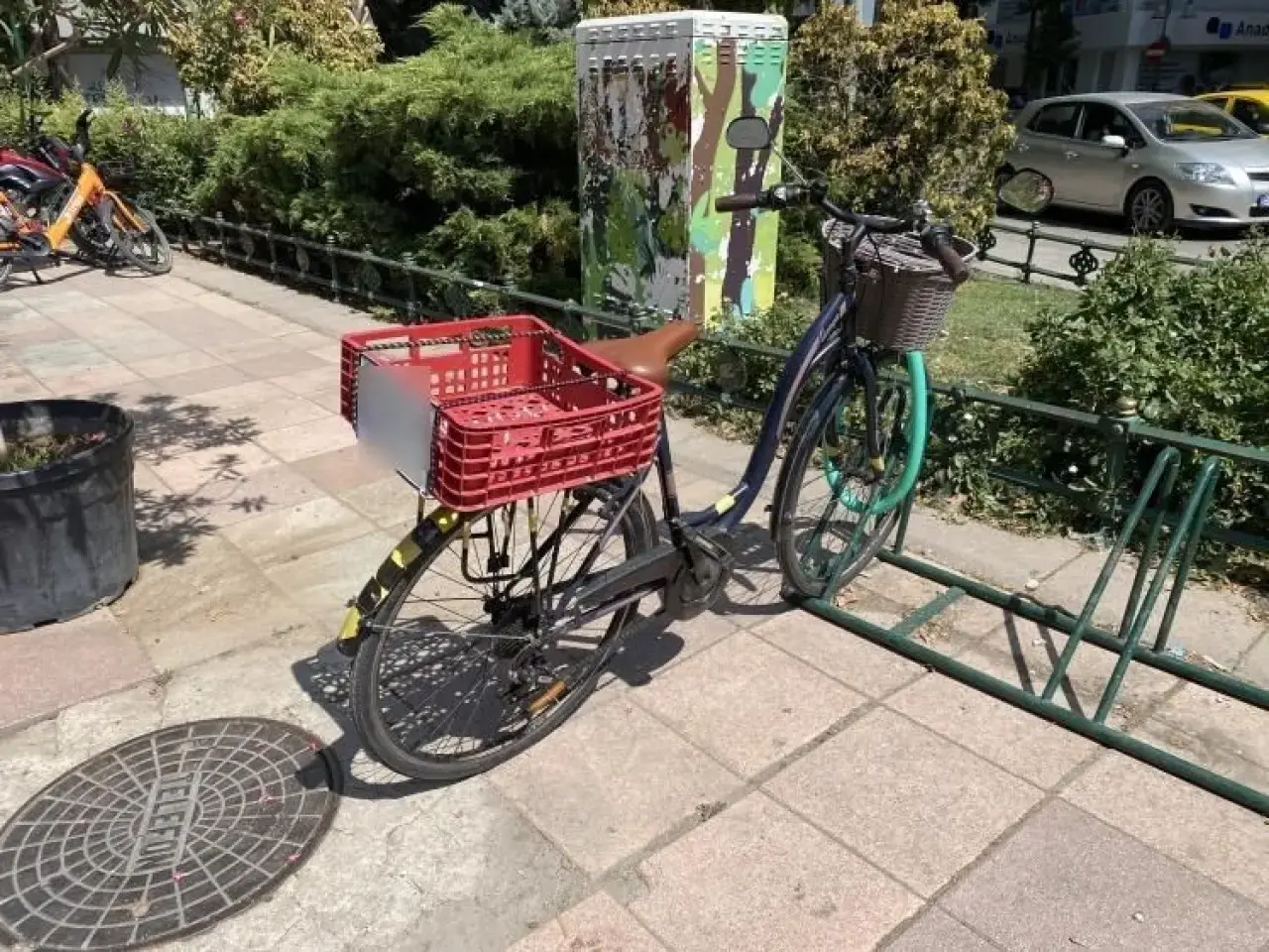 kent-merkezinde-ilginc-goruntu-bisiklete-arac-plakasi-takti