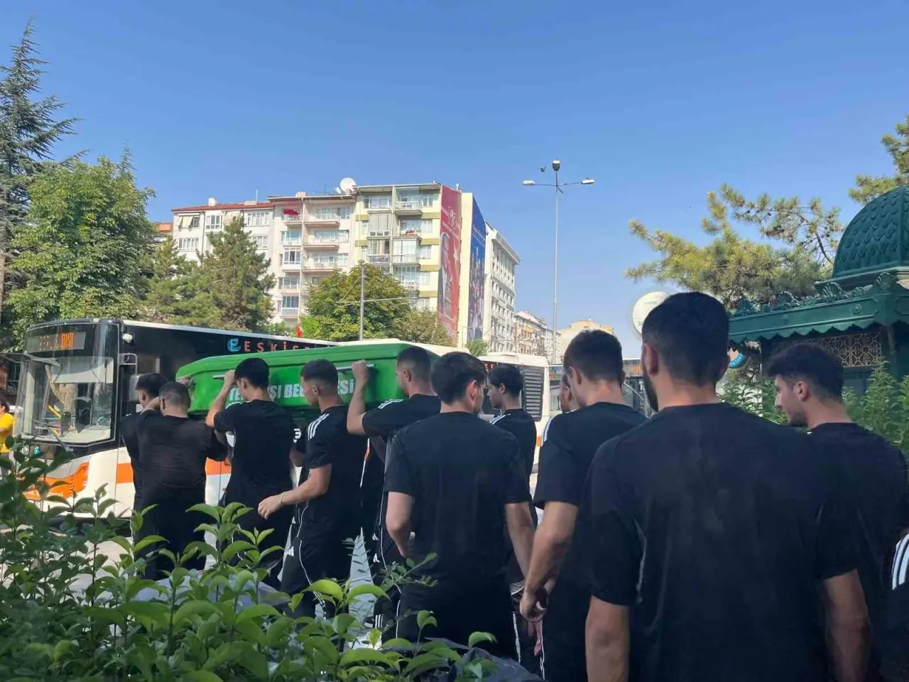 eskisehirsporun-efsane-ismi-sureyya-ozkefe-son-yolculuguna-ugurlandi