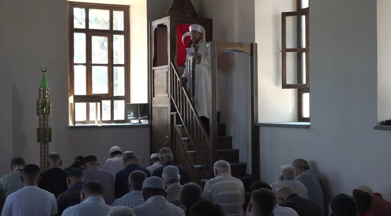 karacasehir-camiinde-osman-gazinin-ismi-yeniden-yankilandi