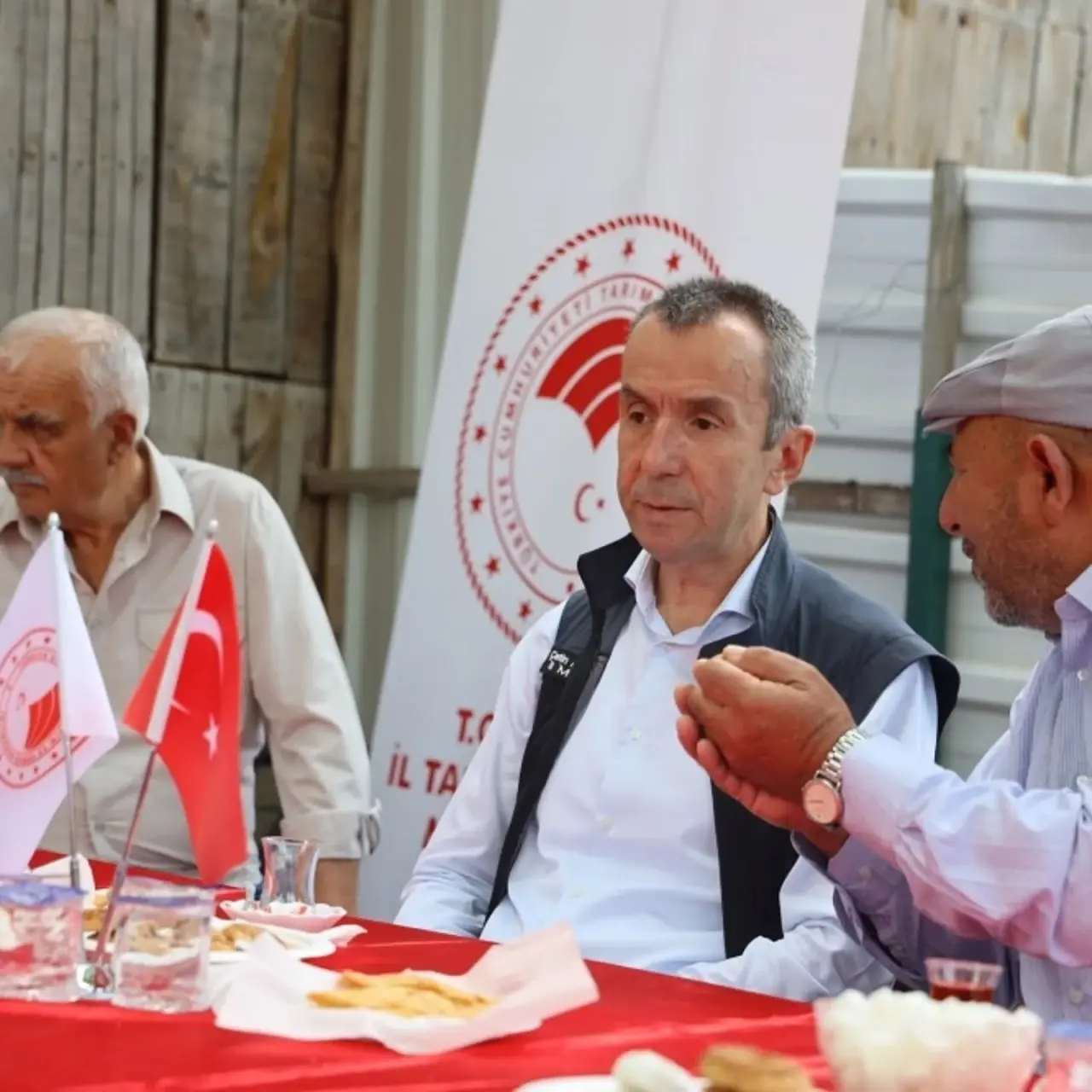 il-muduru-cetin-ayvalik-cakirpinar-koyu-ciftcileriyle-bulustu