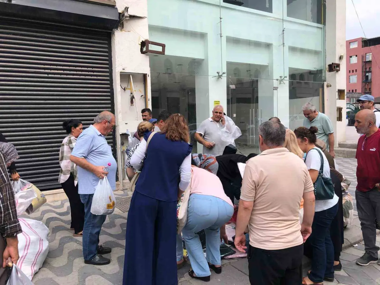 vatandaslar-tisortleri-alabilmek-icin-birbirleriyle-yaristi