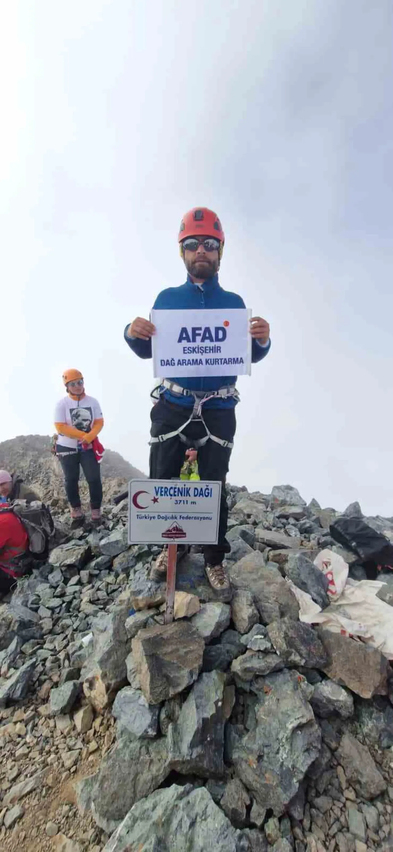 eskisehir-afad-personeli-vercenik-dagi-zirvesine-ulasti