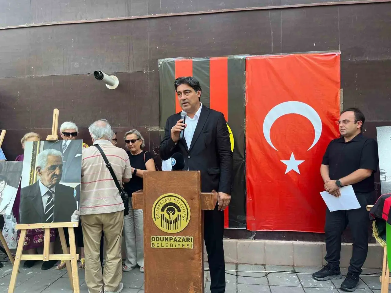 eskisehirsporun-efsane-ismi-sureyya-ozkefe-son-yolculuguna-ugurlandi