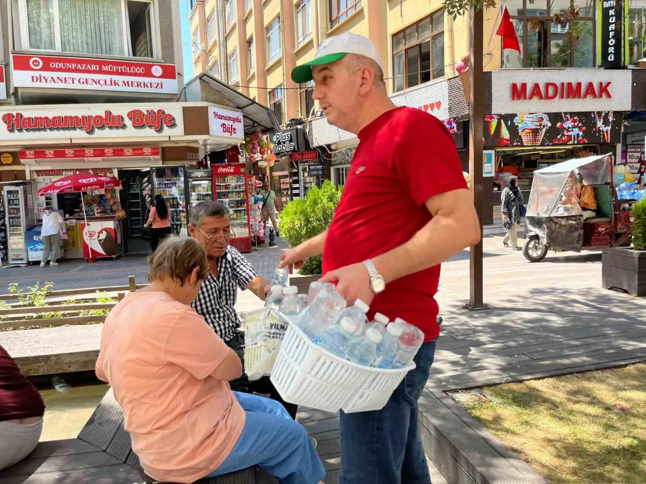 vatandaslarin-yaptigi-bagislarla-her-gun-saatlerce-ucretsiz-su-dagitiyor