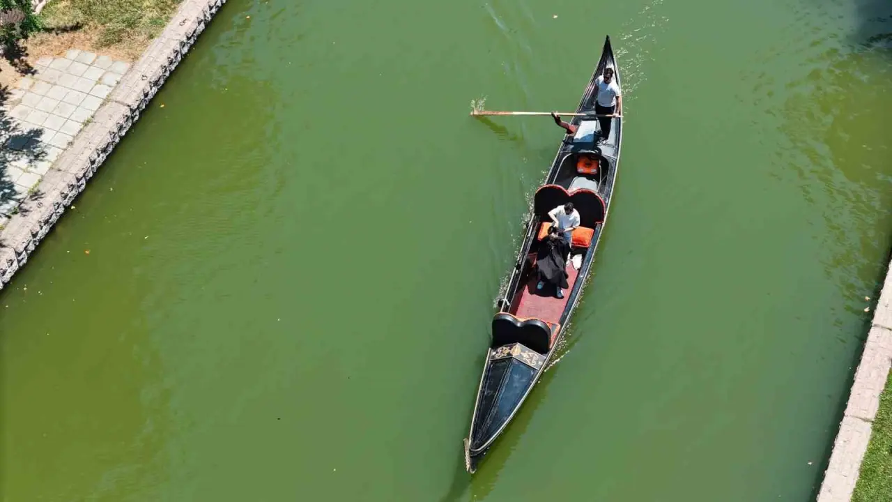 dukkanda-degil-su-uzerinde-sac-tirasi