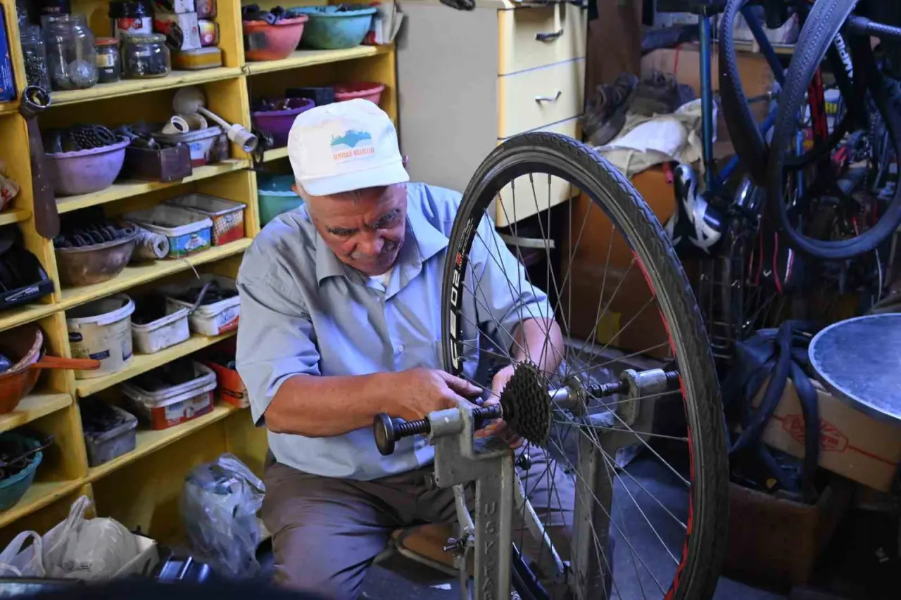 kanser-arkadasi-icin-baktigi-dukkan-yaninca-eskisinden-daha-guzel-hale-getirdi