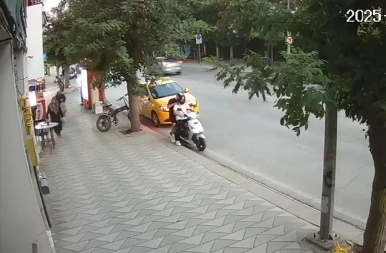 kasksiz-yolcu-tasiyan-surucu-motosikleti-yere-yatirdi