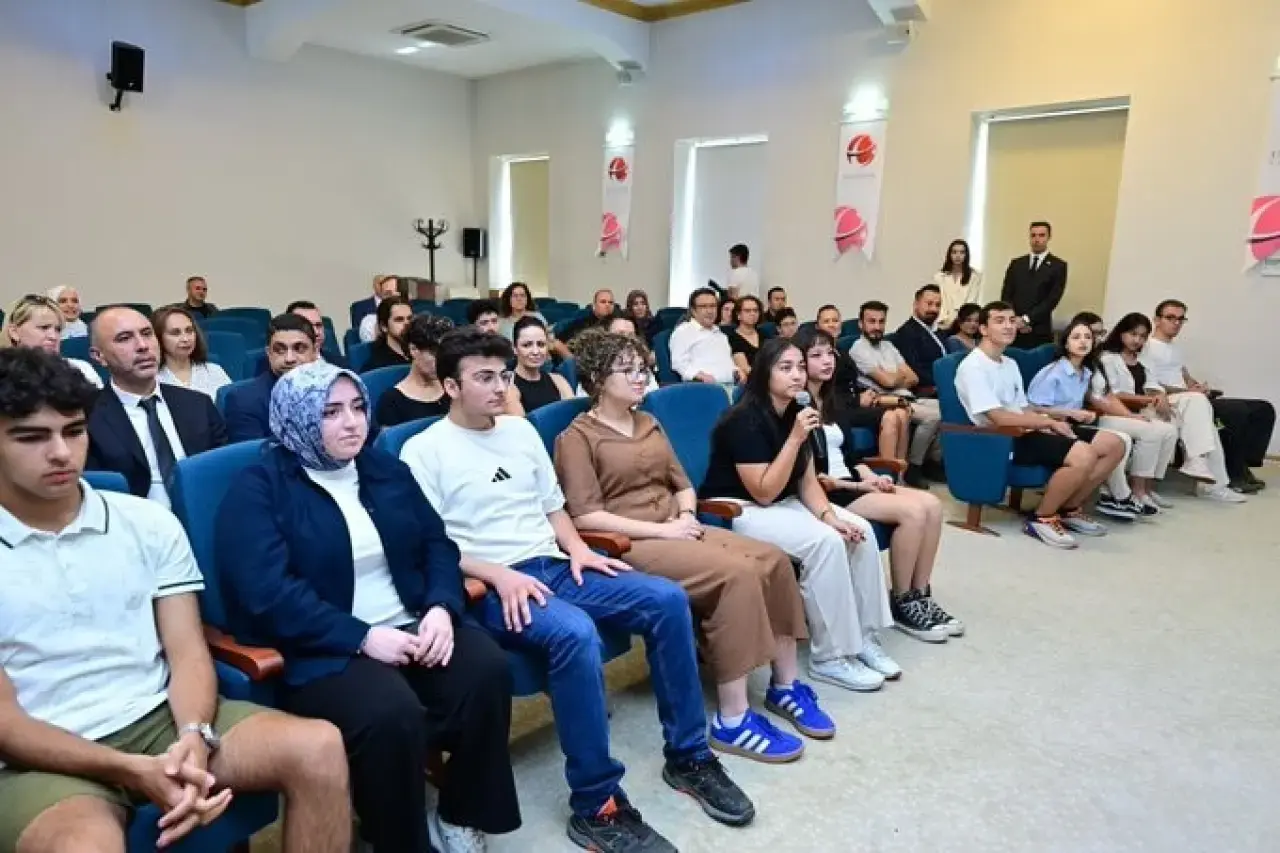 vali-aksoy-yksde-derece-yapan-ogrencilerle-bulustu