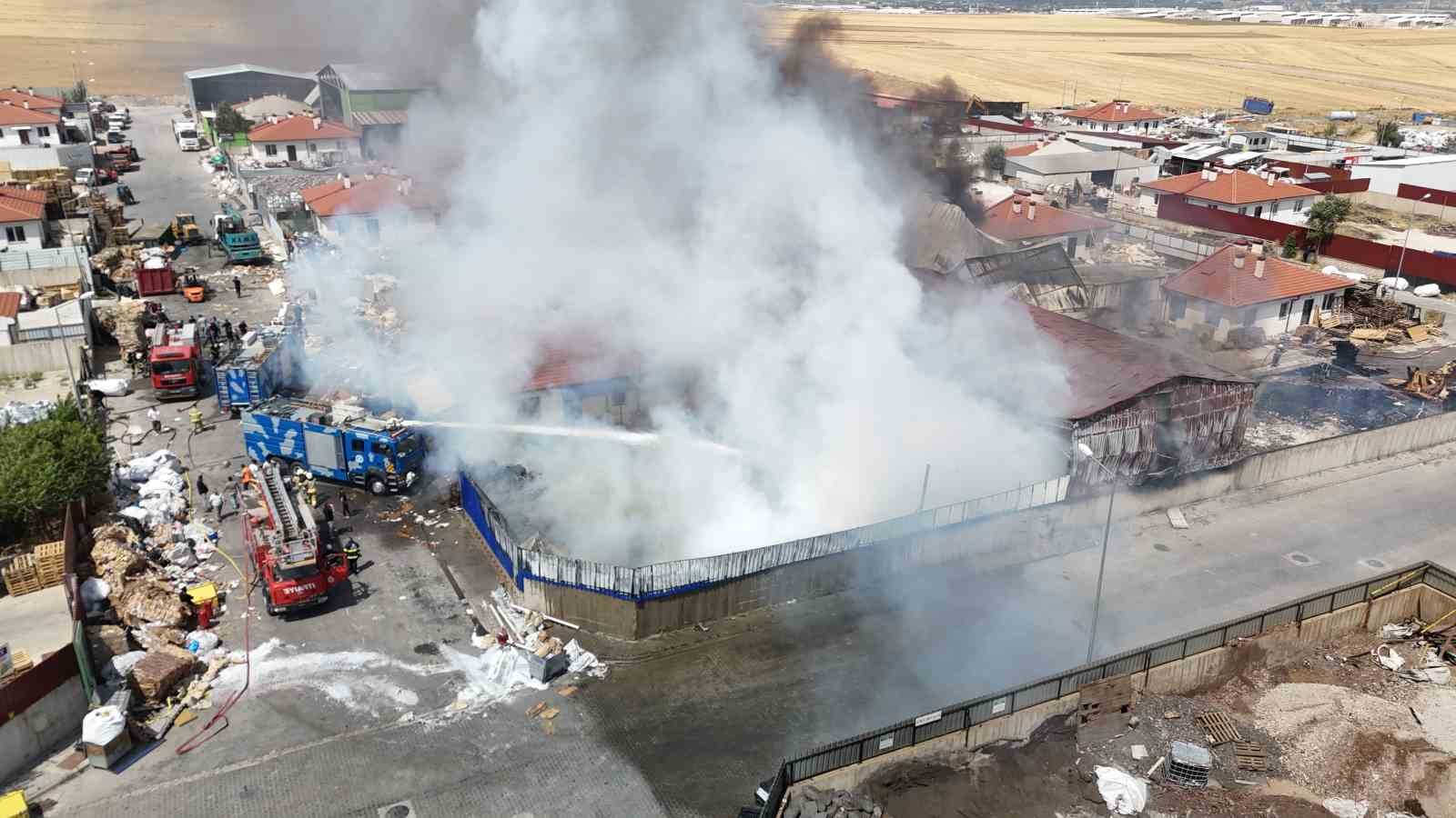 geri-donusum-depolarinda-cikan-yanginin-sogutma-calismalari-suruyor