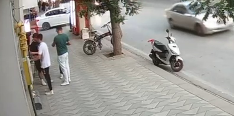 kasksiz-yolcu-tasiyan-surucu-motosikleti-yere-yatirdi