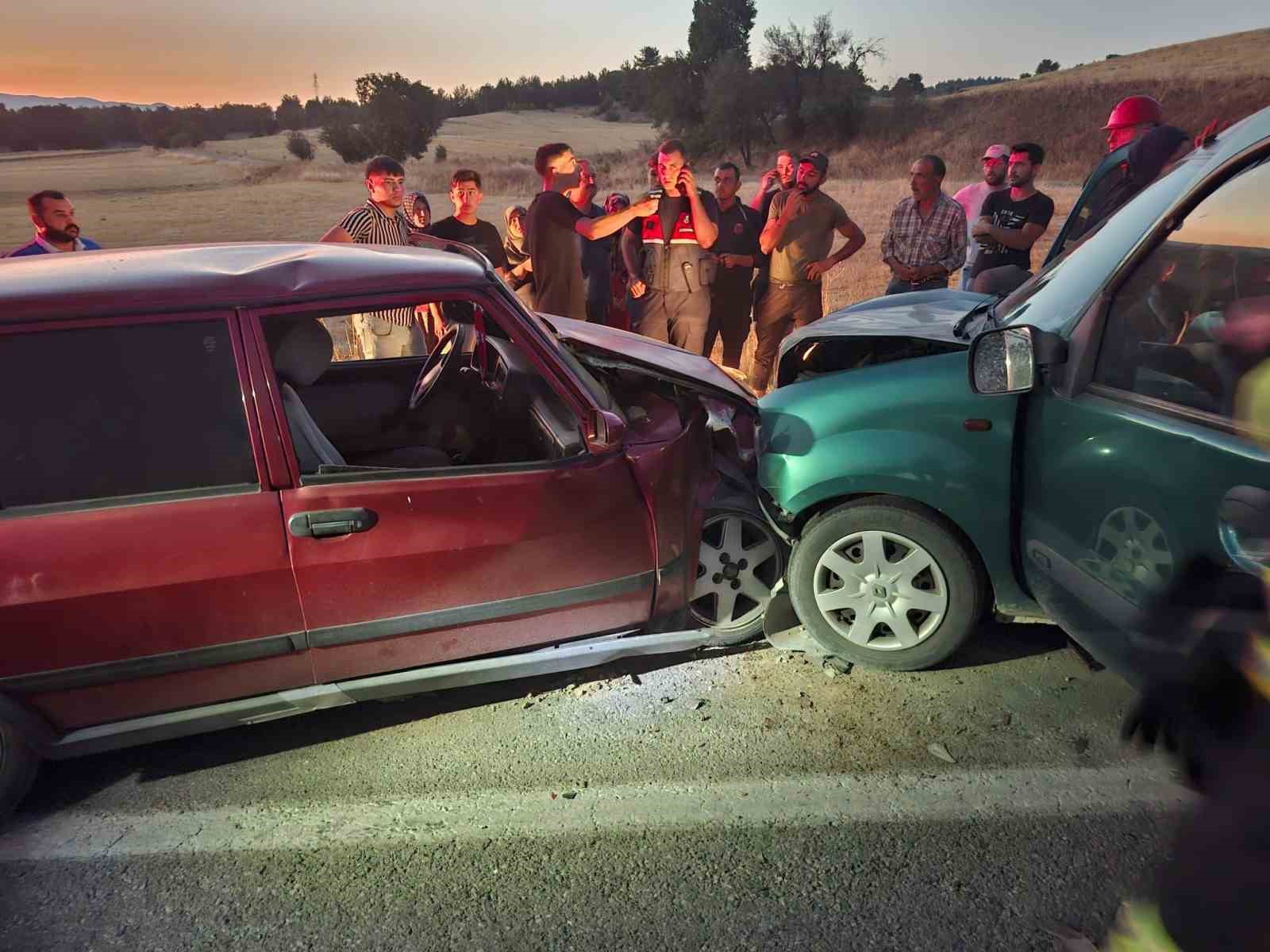 kutahyada-2-arac-kafa-kafaya-carpisti-2-olu-1-yarali