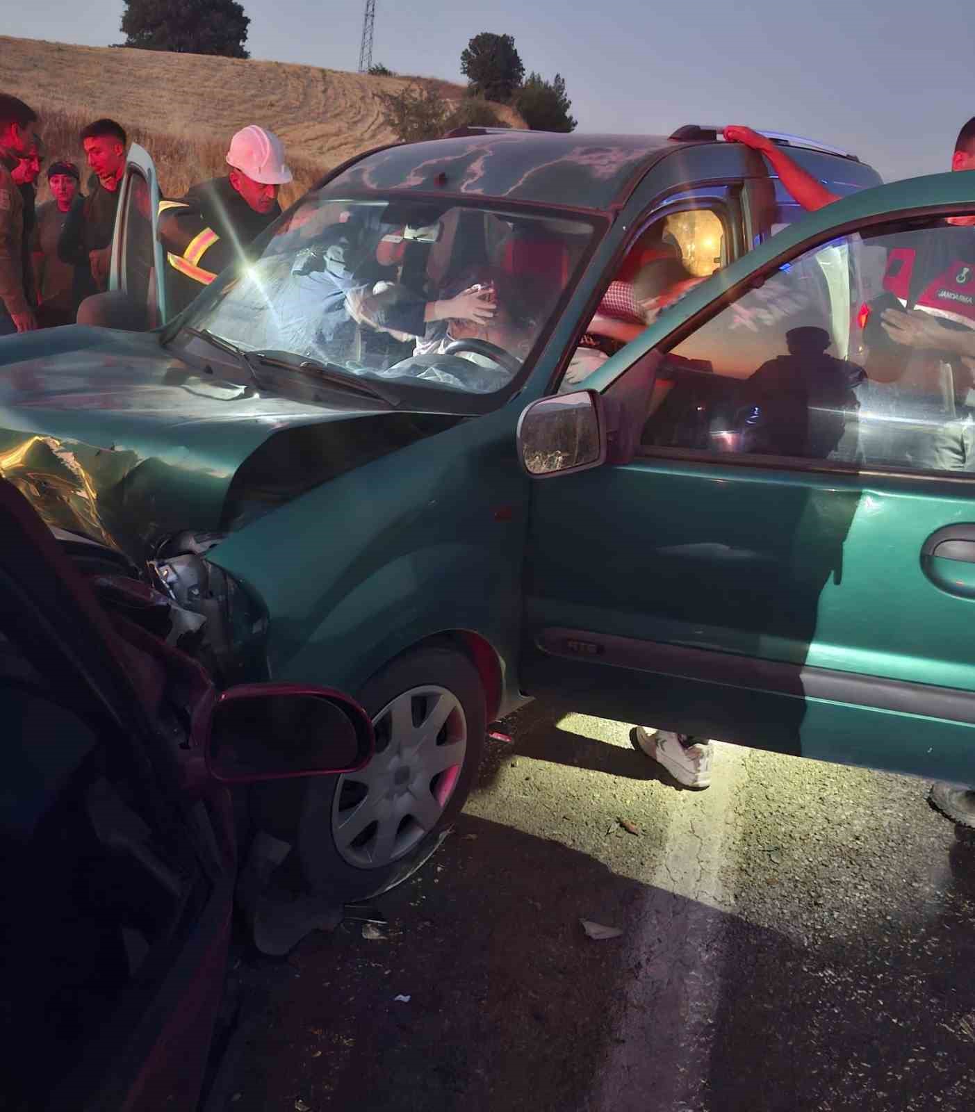 kutahyada-2-arac-kafa-kafaya-carpisti-2-olu-1-yarali