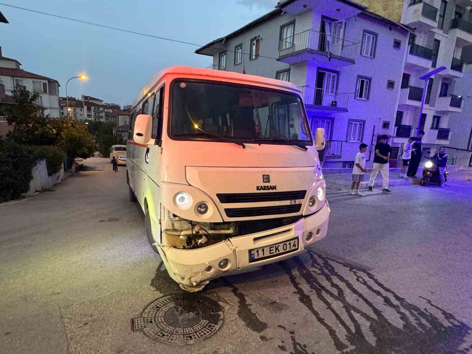 minibusle-otomobil-carpisti-yaya-kaldirimindaki-vatandas-yaralandi