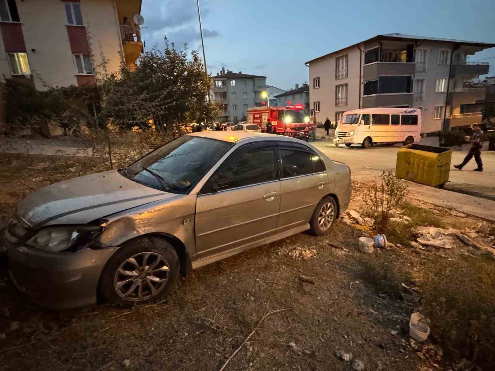 minibusle-otomobil-carpisti-yaya-kaldirimindaki-vatandas-yaralandi