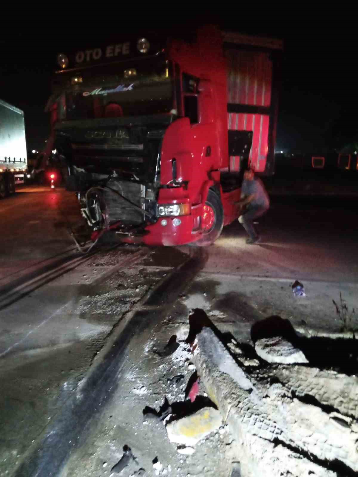 seyir-halindeki-2-tir-birbiriyle-carpisti