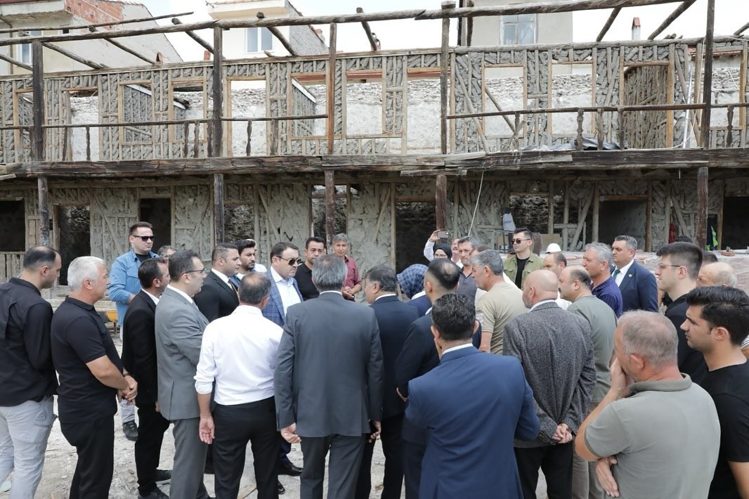 tarihi-emet-haninda-restorasyon-calismalari-devam-ediyor