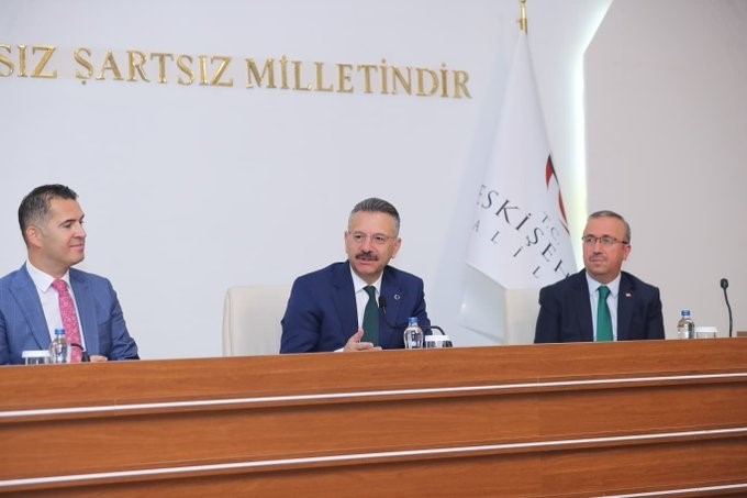 vali-aksoy-yksde-derece-yapan-ogrencilerle-bulustu