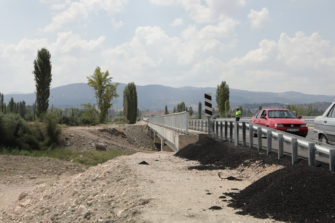 vali-musa-isin-hisarcik-emet-koprusunde-incelemelerde-bulundu