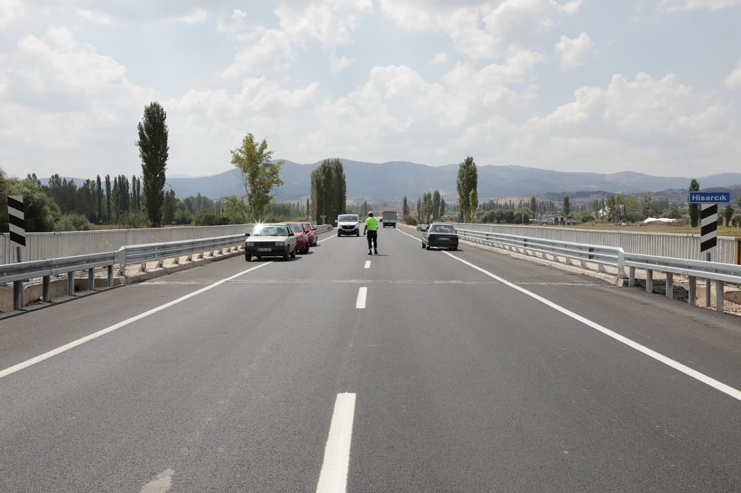 vali-musa-isin-hisarcik-emet-koprusunde-incelemelerde-bulundu