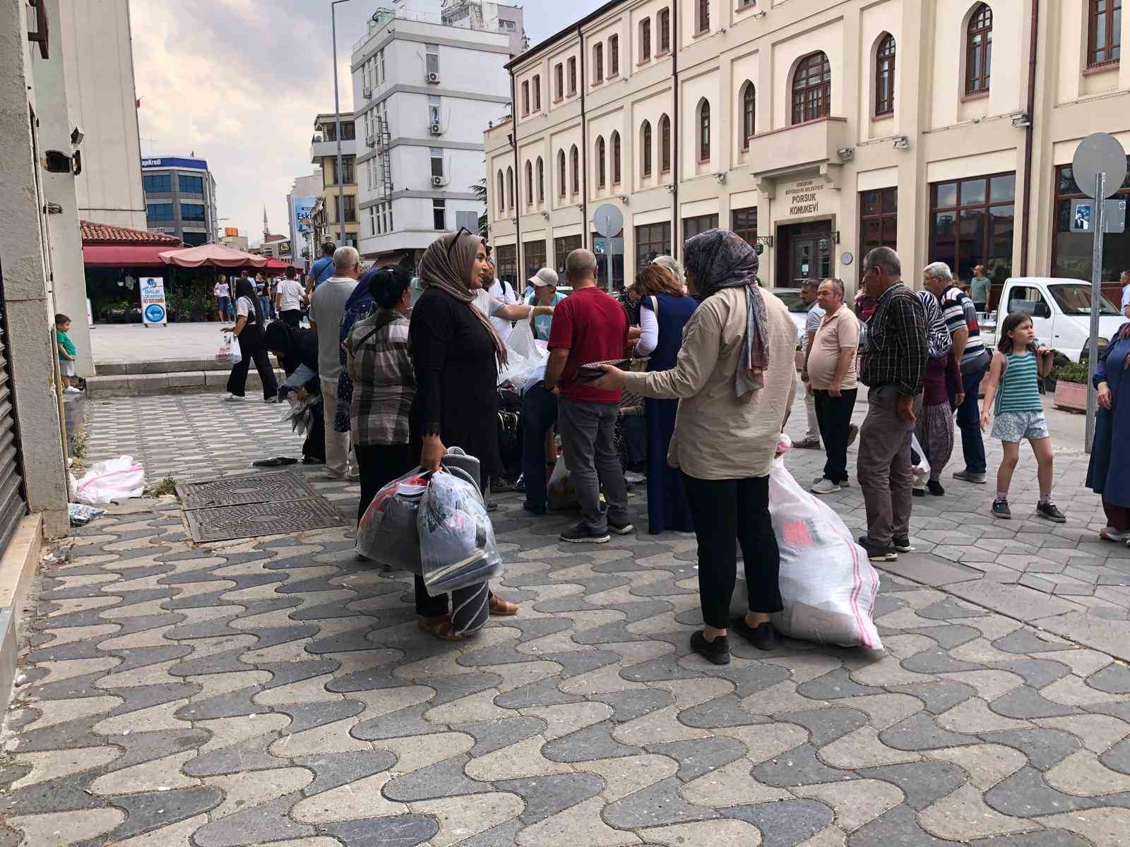 vatandaslar-tisortleri-alabilmek-icin-birbirleriyle-yaristi