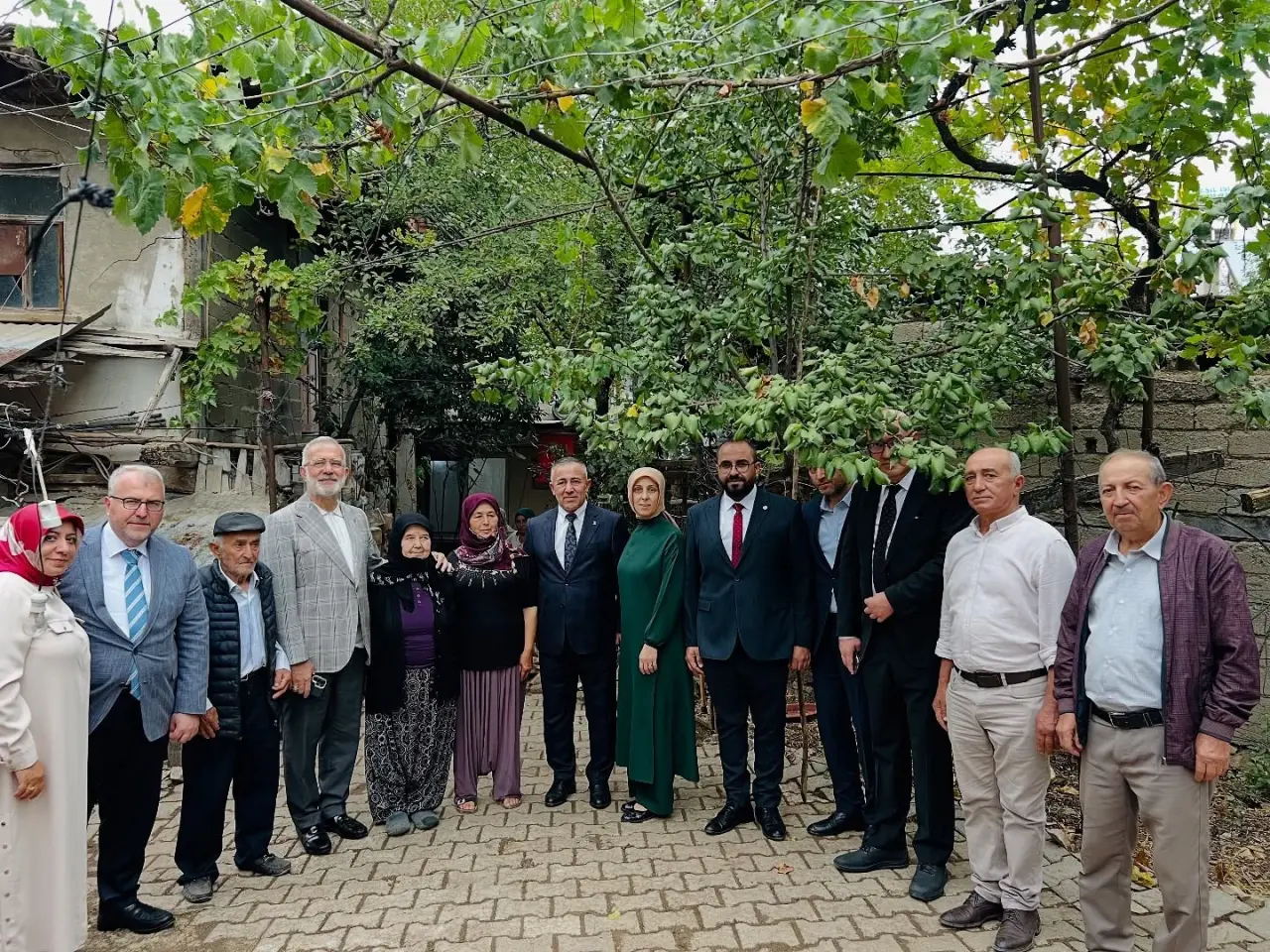 ak-parti-heyeti-sehit-ailesi-ile-bir-araya-geldi