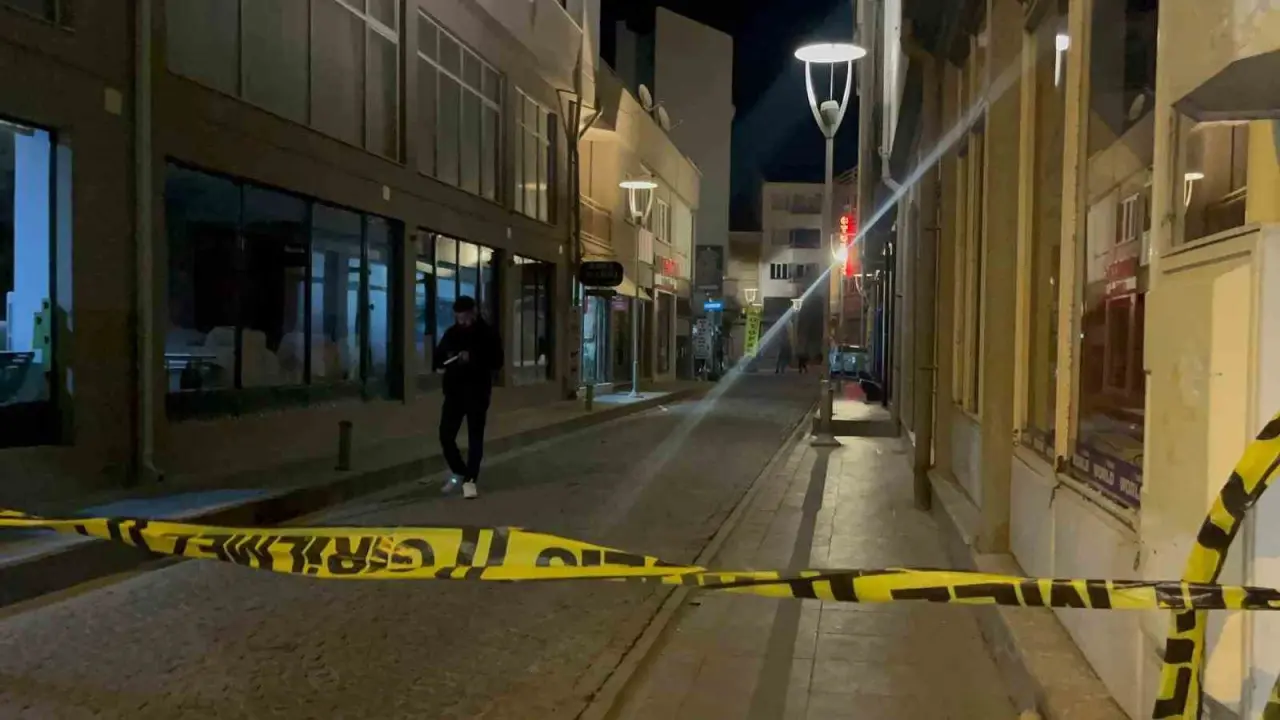 yan-baktin-diyerek-kuryeyi-bicaklayip-kactilar