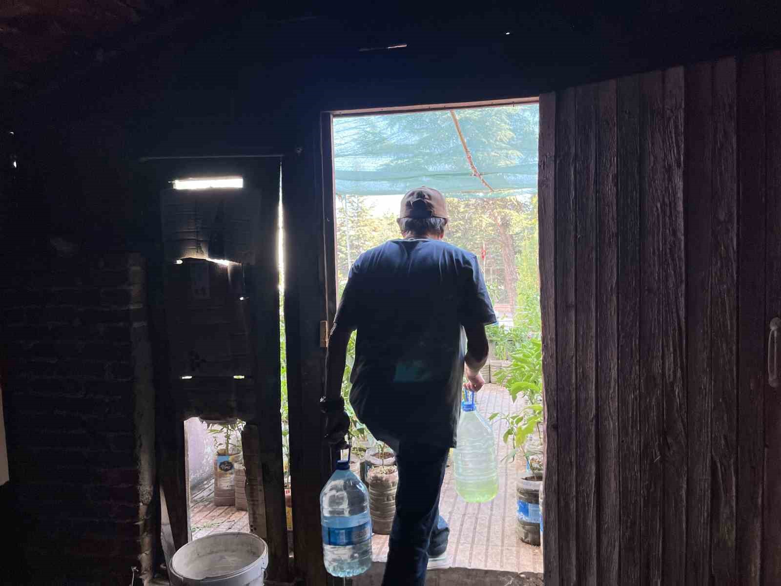 18-metrekarelik-terasini-200-fideyle-bahceye-cevirdi-8-saatini-burada-harciyor