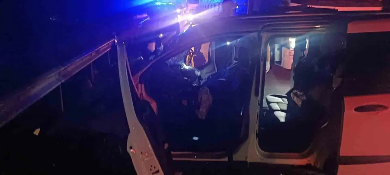 bilecikte-hafif-ticari-arac-kamyonetle-carpisti-1-olu-2-yarali