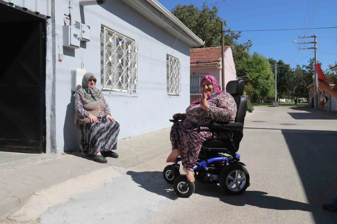 kirilan-tekerlekli-sandalyesinin-yenisini-polis-alip-hediye-etti