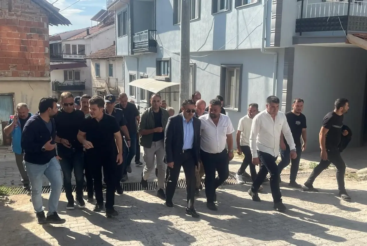 vali-isin-deprem-sonrasi-simavda-vatandaslarla-bir-araya-geldi