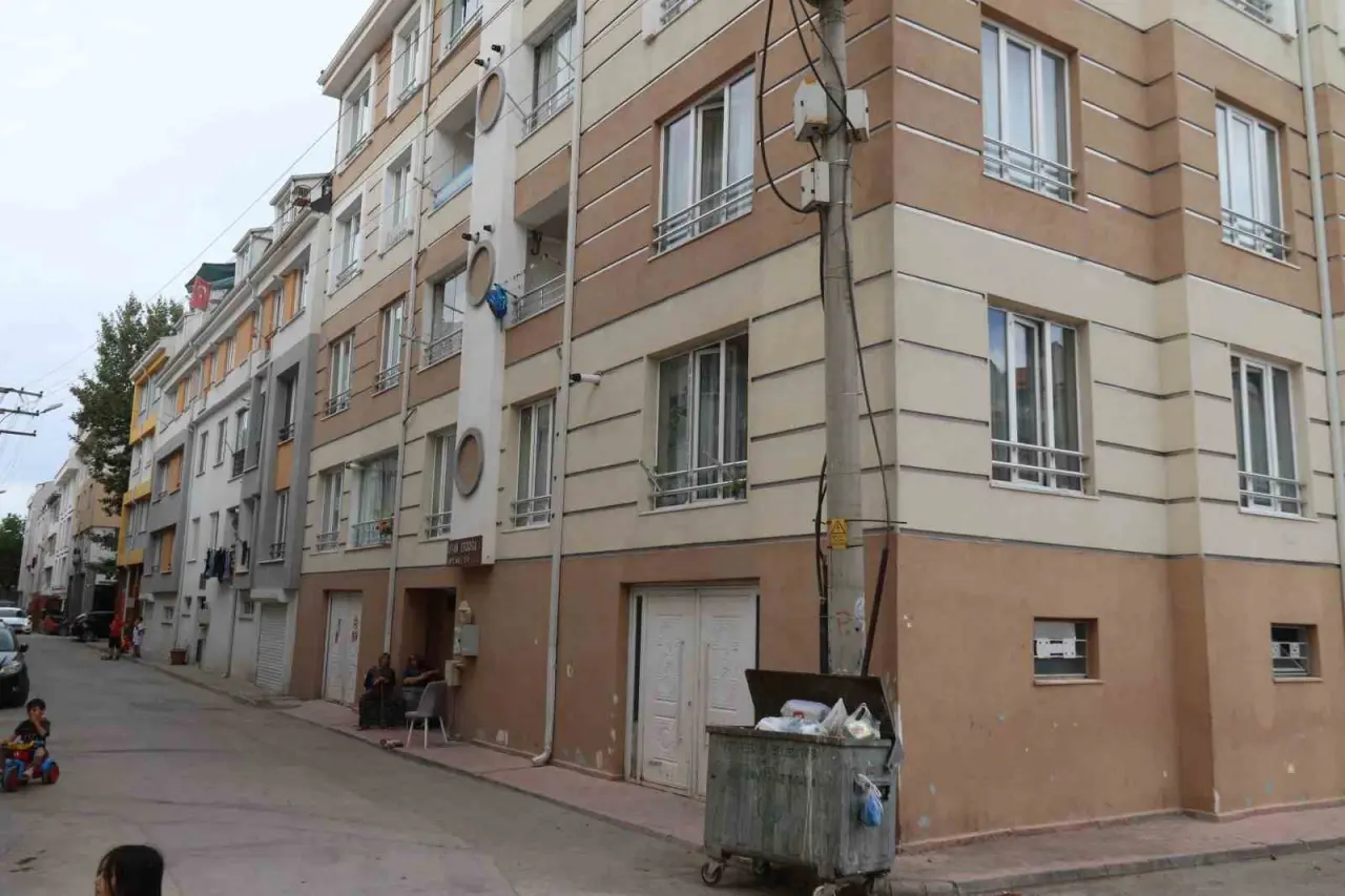 6-yasindaki-cocuk-altin-dolu-kutuyu-sokaga-atti-bulan-kadin-kayiplara-karisti