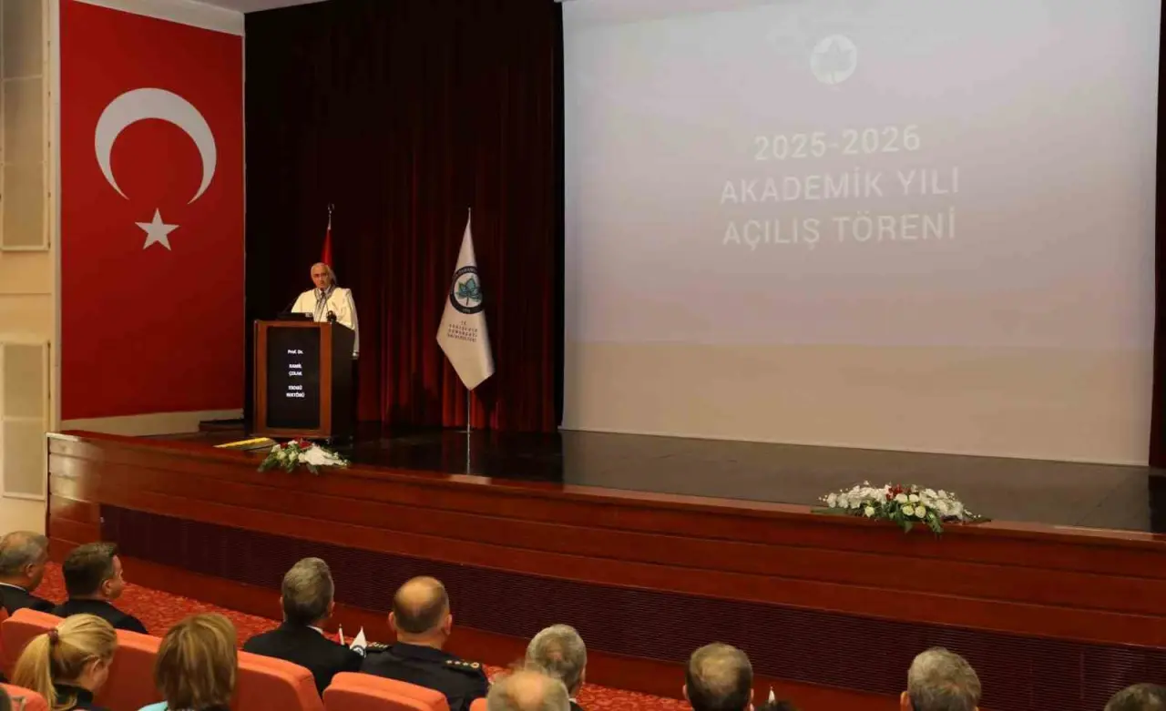 esogude-2025-2026-akademik-yili-torenle-acildi-ilk-dersin-konusu-filistin-oldu