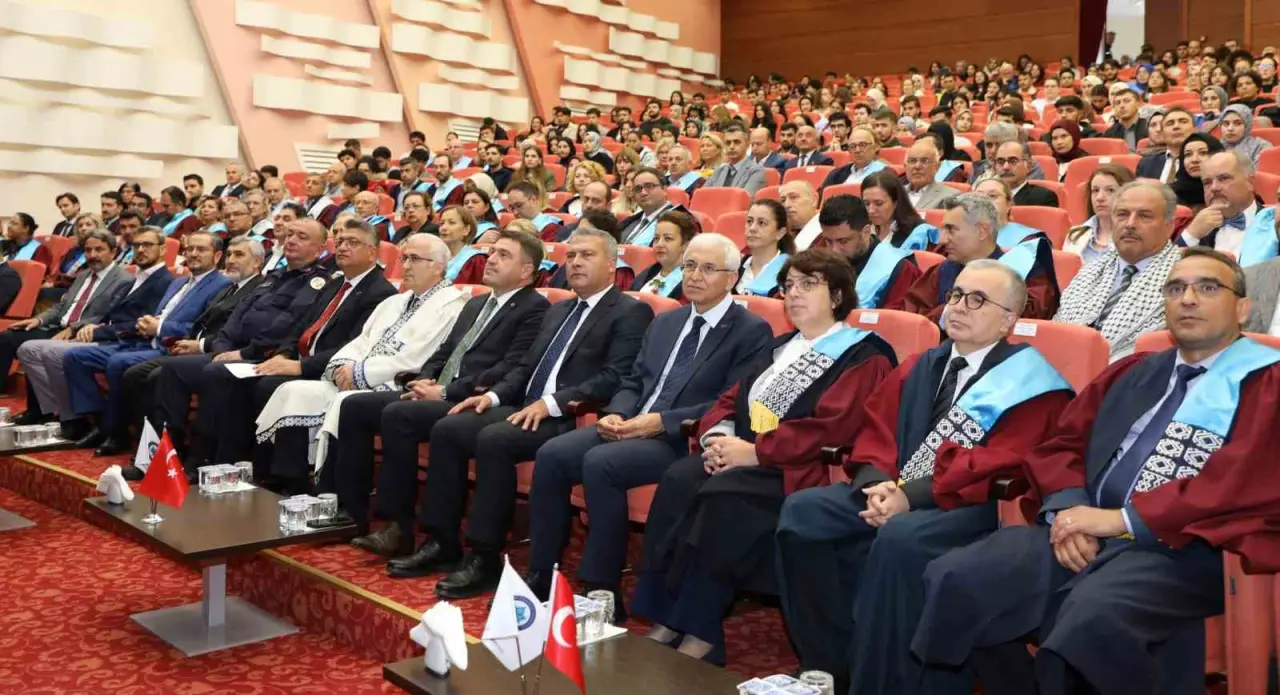 esogude-2025-2026-akademik-yili-torenle-acildi-ilk-dersin-konusu-filistin-oldu