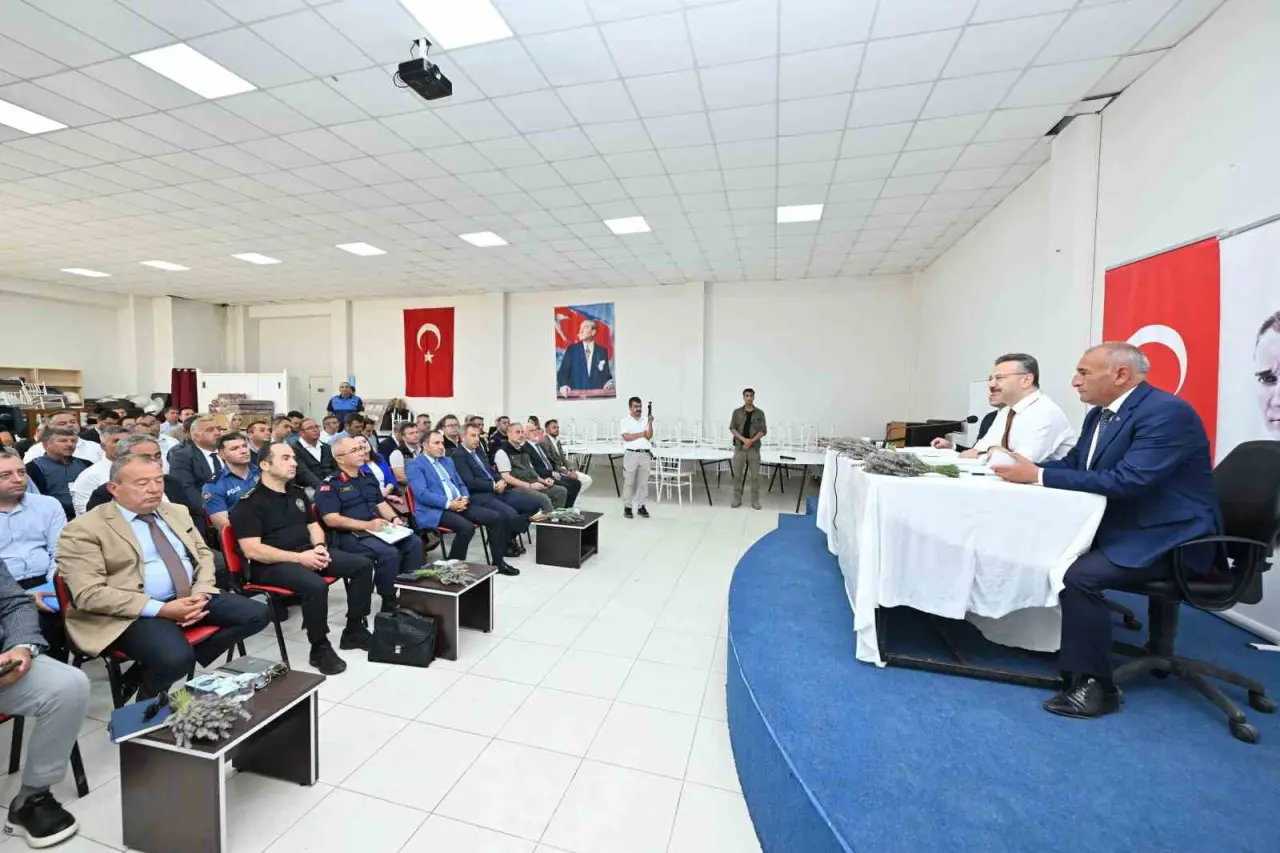 vali-aksoy-han-ilcesinde-muhtarlarla-bulustu