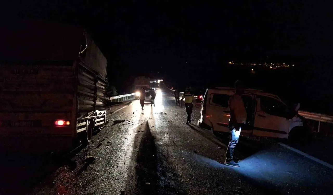 bilecikte-hafif-ticari-arac-kamyonetle-carpisti-1-olu-2-yarali