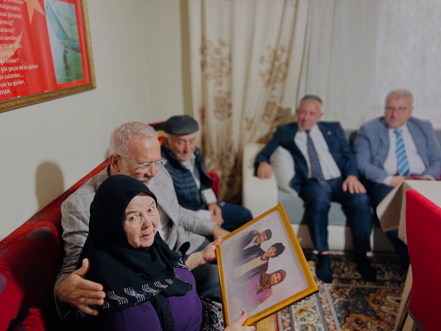ak-parti-heyeti-sehit-ailesi-ile-bir-araya-geldi