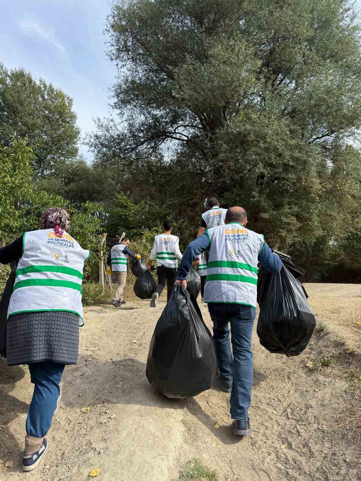 ak-partiden-porsuk-cayi-kenarinda-cevre-temizligi