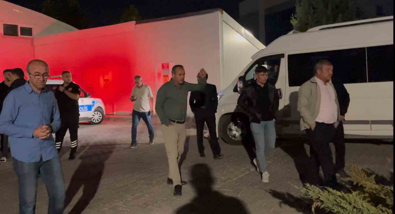 ambulansi-kilometrelerce-kovalayip-sikistirdilar-bashekimlik-bahcesine-1-minibus-adam-cagirdilar