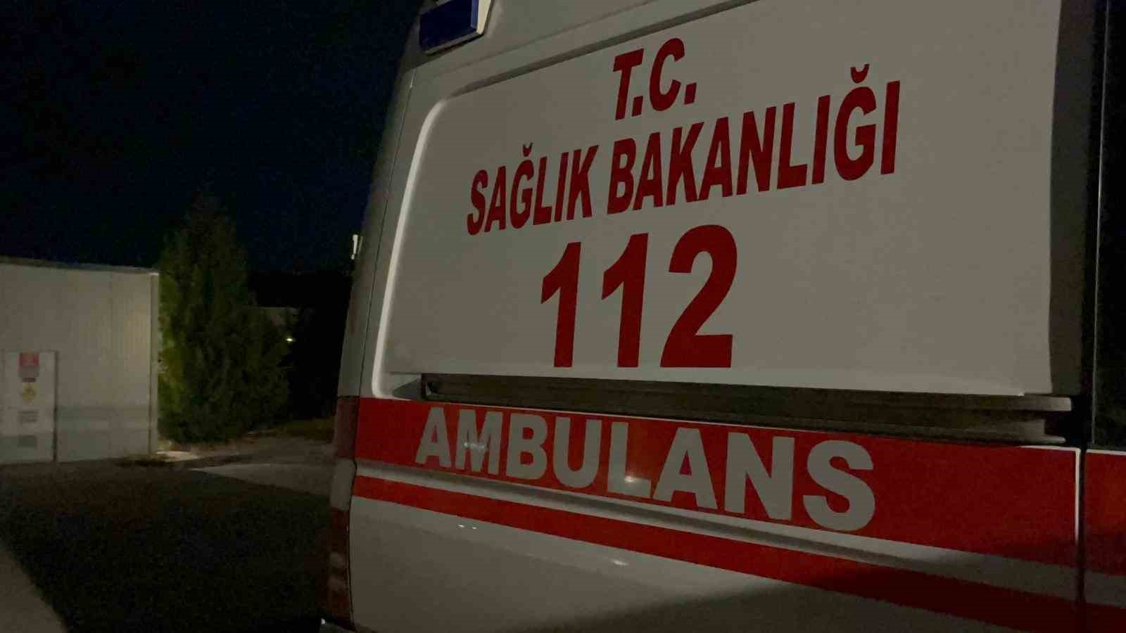 ambulansi-kilometrelerce-kovalayip-sikistirdilar-bashekimlik-bahcesine-1-minibus-adam-cagirdilar