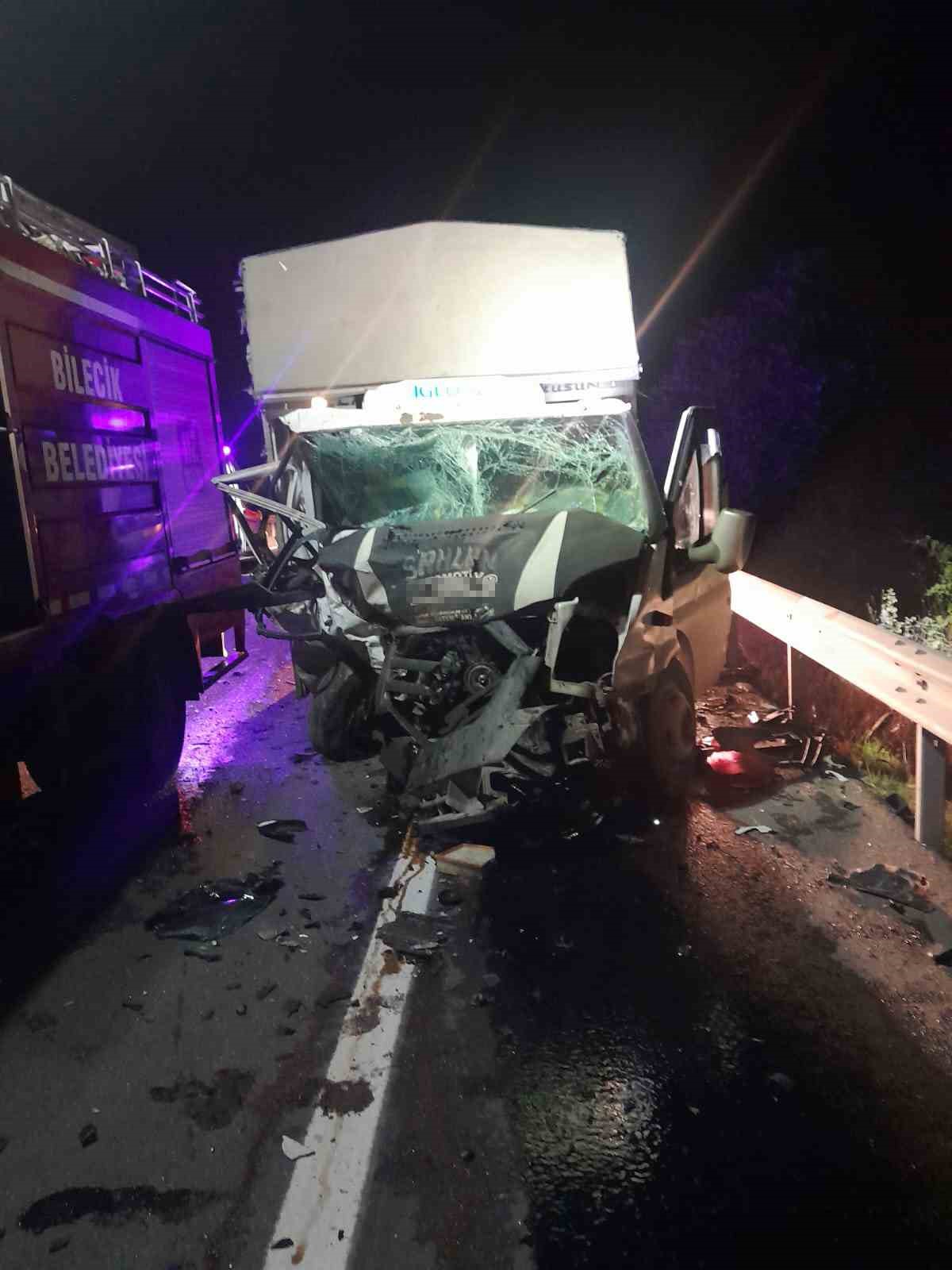 bilecikte-hafif-ticari-arac-kamyonetle-carpisti-1-olu-2-yarali