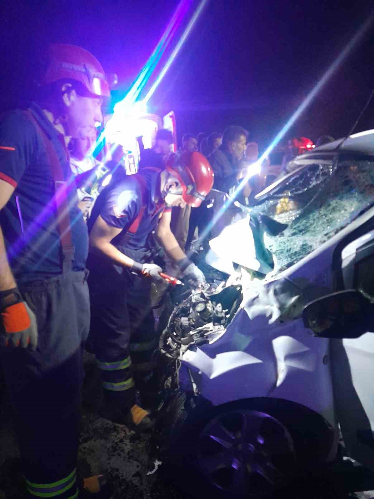 bilecikte-hafif-ticari-arac-kamyonetle-carpisti-1-olu-2-yarali