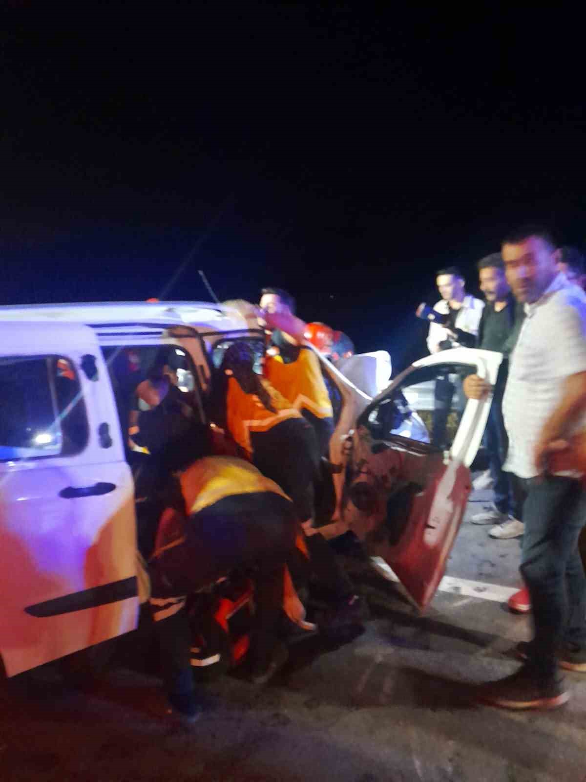 bilecikte-hafif-ticari-arac-kamyonetle-carpisti-1-olu-2-yarali