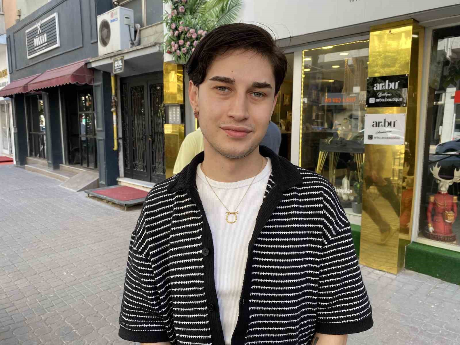 bir-kadin-4-dukkanin-onundeki-dekorasyon-malzemelerini-caldi