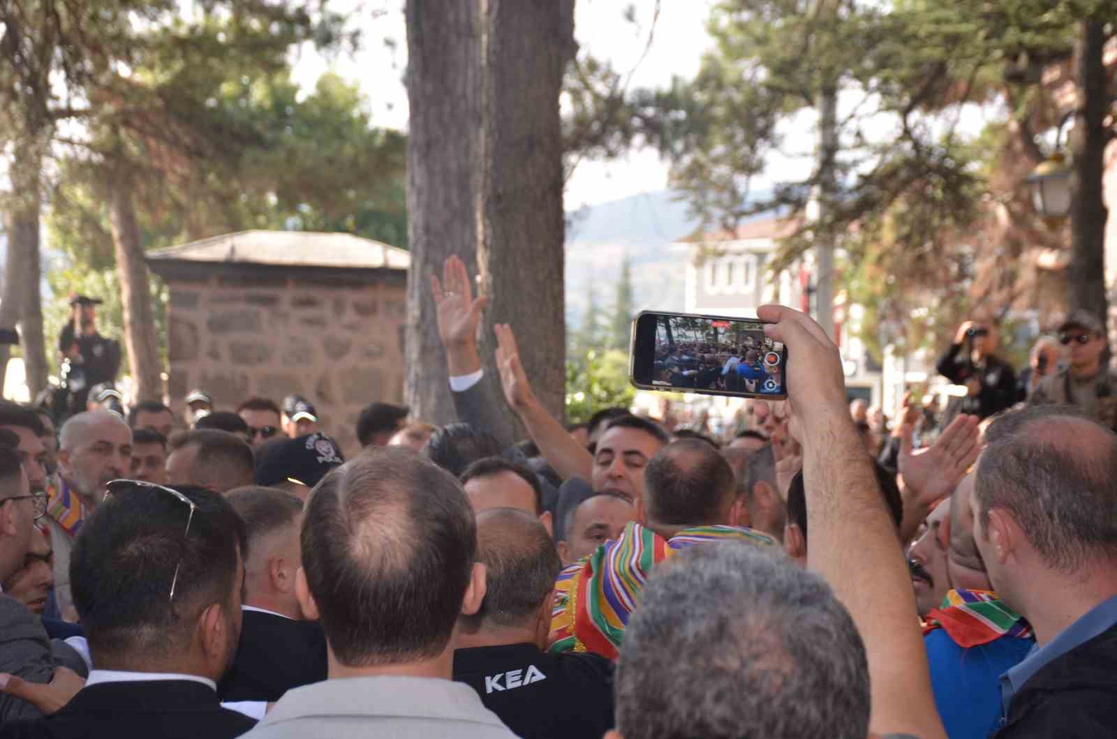 ertugrulgazi-turbesi-onunde-gerginlik