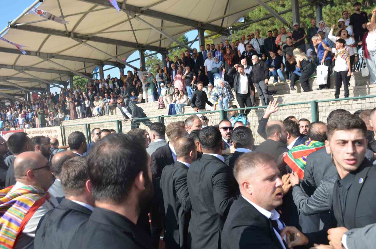 ertugrulgazi-turbesi-onunde-gerginlik