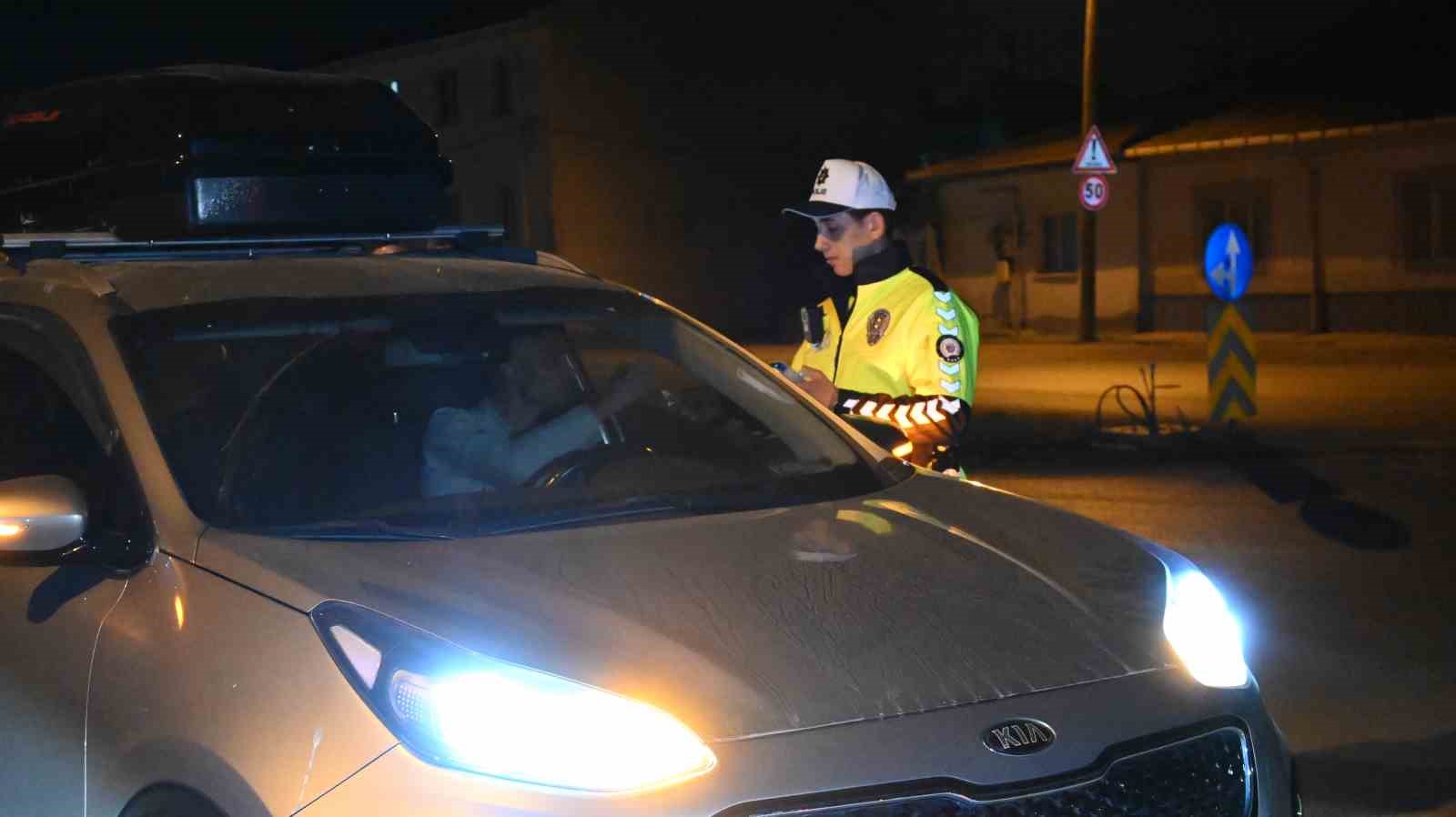 eskisehirde-51-polis-ile-yapilan-denetimde-395-sahis-ve-157-arac-sorgulandi