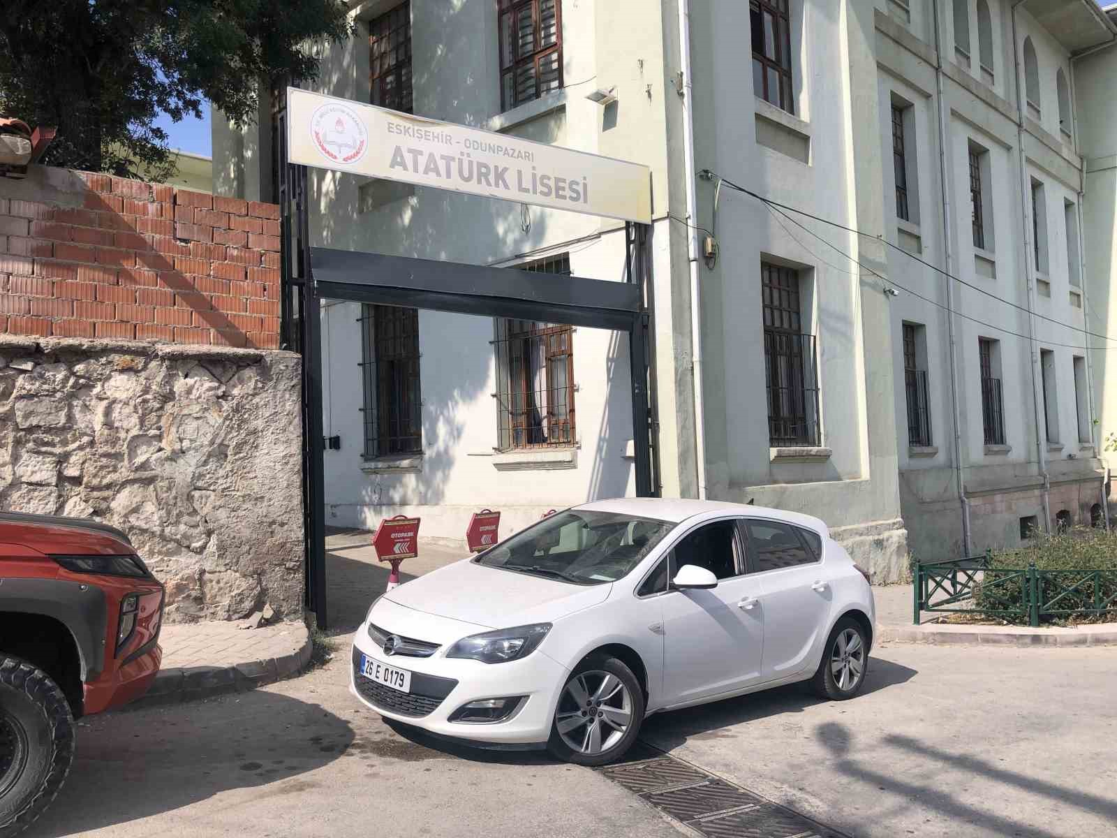 kamyon-kasasinin-takildigi-okul-kapisinda-zarar-olustu