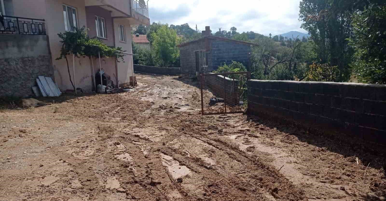 simav-esenbag-koyunde-sel-ve-su-baskinindan-zarar-goren-tarim-alanlari-tespit-edildi